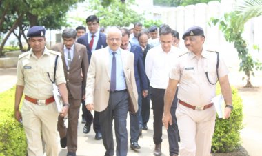 *हाईकोर्ट चीफ़ जस्टिस रमेश सिन्हा ने किया केन्द्रीय जेल का निरीक्षण*, बंदियों से बात कर मूलभूत सुविधाओं की ली जानकारी,