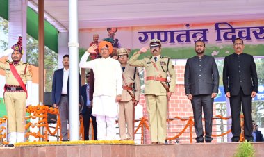 मुख्यमंत्री विष्णु देव साय ने जगदलपुर पुलिस परेड ग्राउंड में झंडारोहण कर परेड की सलाह मिली