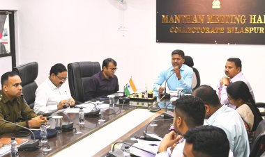 कलेक्टर ने ली राजस्व अधिकारियों की बैठक,लंबे समय से नामांतरण,सीमांकन, बटवारा के कार्यों को एक सप्ताह के भीतर पूर्ण करने दिए निर्देश