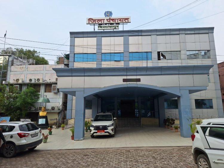 जिला पंचायत सीईओ ने किया कार्यालय का आकस्मिक निरीक्षण,कई अधिकारी-कर्मचारियो को थमाया शोकॉज नोटिस