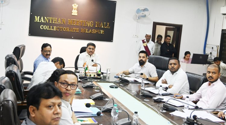 राजस्व प्रकरणों की ढिलाई को लेकर भड़के कलेक्टर अवनीश शरण, तीन नायब तहसीलदारो को नोटिस जारी,15 जून तक सीमांकन कार्य निपटाने दिए निर्देश,कहा राजस्व अधिकार इलेक्शन मोड से बाहर आ जाएं