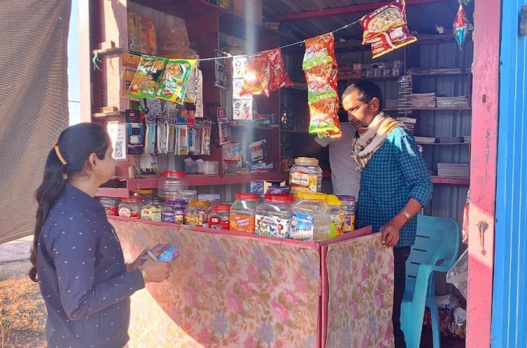 *स्कूलों के पास बिक रहे थे तंबाकू पान मसाला,उत्पादों का विक्रय करते पाए जाने पर जिला प्रशासन की गई ताबड़तोड़ कार्रवाई* *तंबाकू उत्पादों को जप्त कर की जा रही बाण्ड ओवर की कार्रवाई
