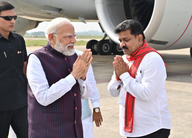 *प्रधानमंत्री नरेंद्र मोदी पहुंचे राजधानी, केबिनेट मंत्री पार्टी नेताओ ने किया आत्मीय स्वागत*नए विधानसभा भवन का करेंगे लोकार्पण*